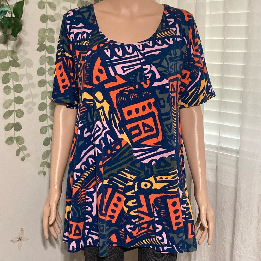 🌸 (2/$20) Sz L Tribal Lularoe Perfect T Top